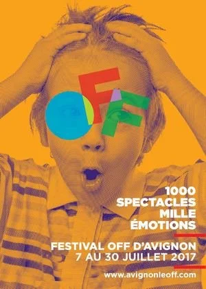 Jeune garçon avec des lunettes composées des lettres F et E, tenant sa tête avec surprise, fond orange, promotion du Festival Off d'Avignon 2017.