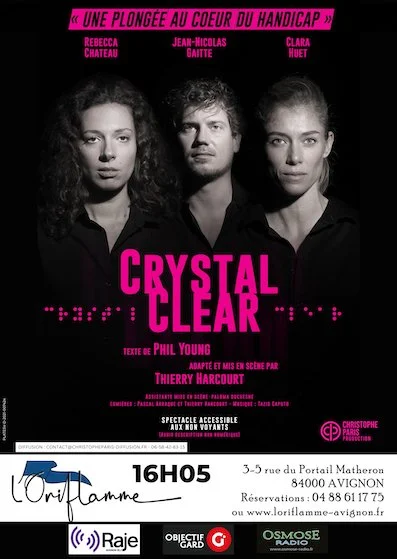 Affiche de la pièce de théâtre 'Crystal Clear', une plongée au cœur du handicap, avec des acteurs Rebecca Chateau, Jean-Nicolas Gaitte, et Clara Huet, dans un style graphique noir et rose.