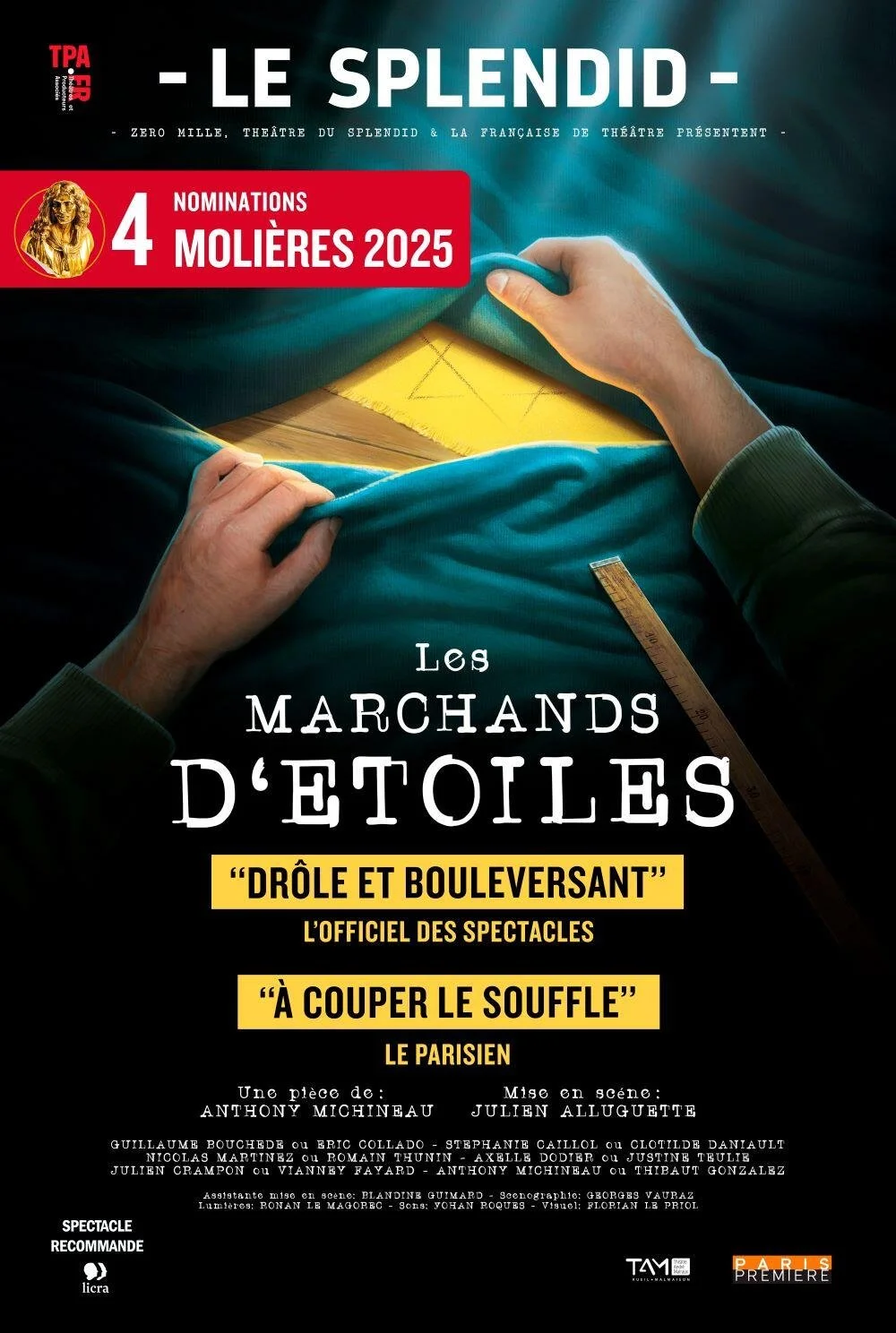 Affiche de spectacle pour la pièce « Les Marchands d'Étoiles » avec des mains qui soulèvent un tissu vert pour révéler une scène jaune. Titre et informations sur la pièce, avec mention de nominations pour Molières 2025.