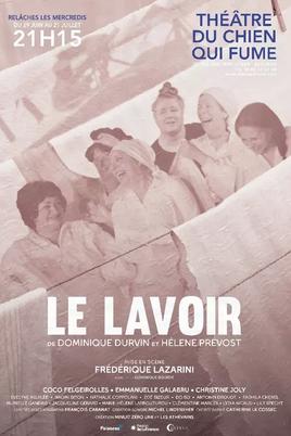 Affiche promotionnelle pour une pièce de théâtre intitulée 'Le Lavoir' avec plusieurs personnes en costume d'époque, couleurs en noir et blanc, mentionnant la date 21h15 et le lieu 'Théâtre du Chien Qui Fume'.