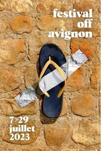 Affiche du Festival d'Avignon 2023 avec une sandale en plastique contenant un bâton de glace emballé dans du papier d'aluminium, posé sur un mur en pierre.