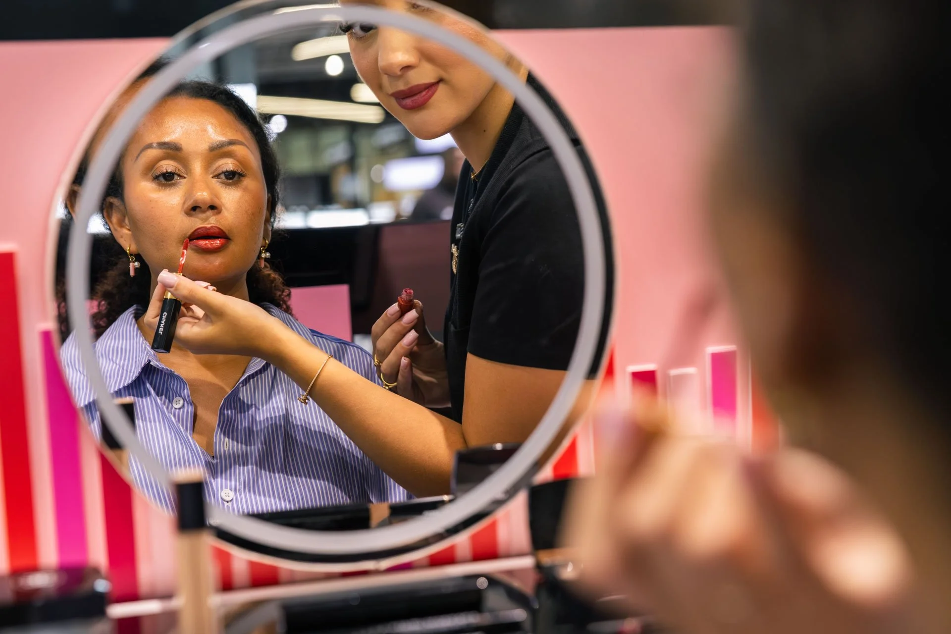 Femme recevant un maquillage dans un miroir cosmétique