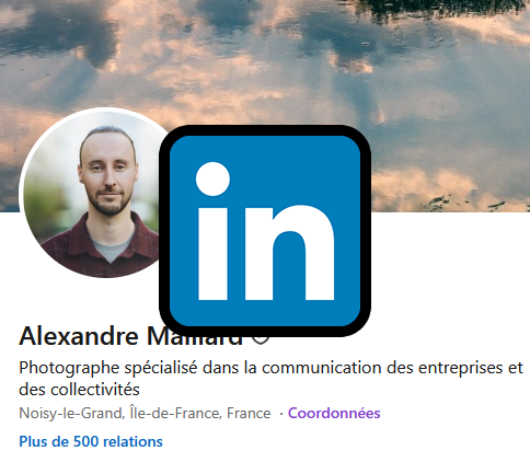 Capture d'écran d'un profil LinkedIn avec une photo de profil d'un homme, un logo LinkedIn, et une bannière avec un ciel nuageux.