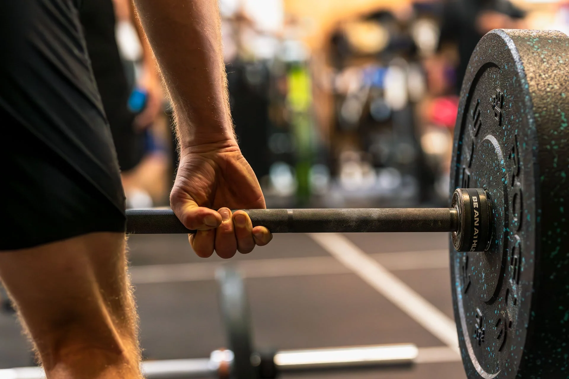 Une personne soulevant un haltère lors d'une séance de musculation dans une salle de sport. concentration sur la main et le bras.