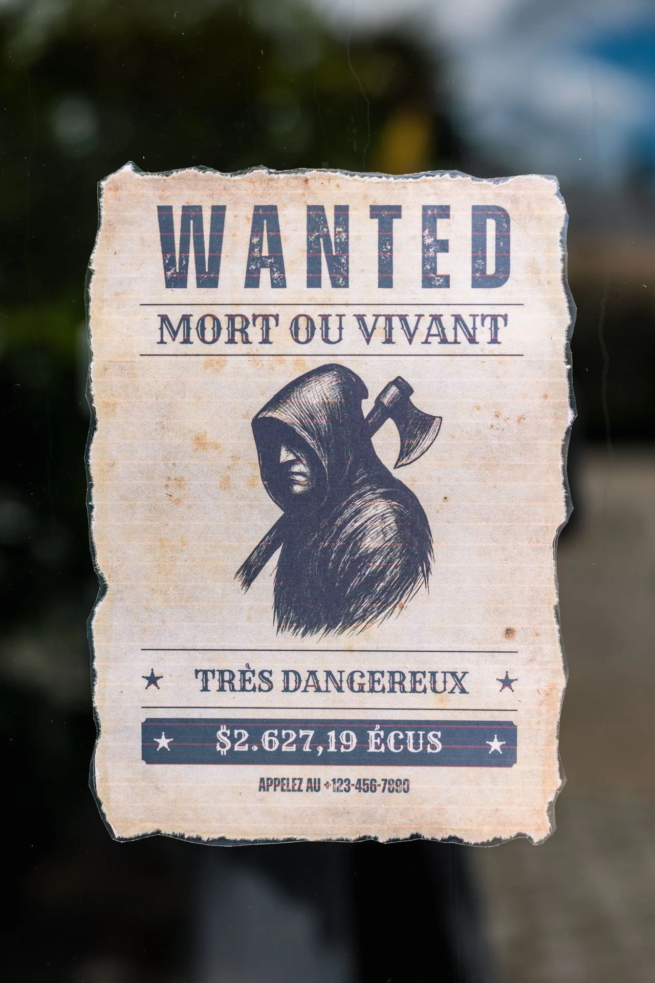 Une affiche de wanted avec un dessin d'un personnage en costume sombre portant un masque, sur fond beige avec texte en français indiquant que l'individu est très dangereux et coûtant 2 627,19 euros.