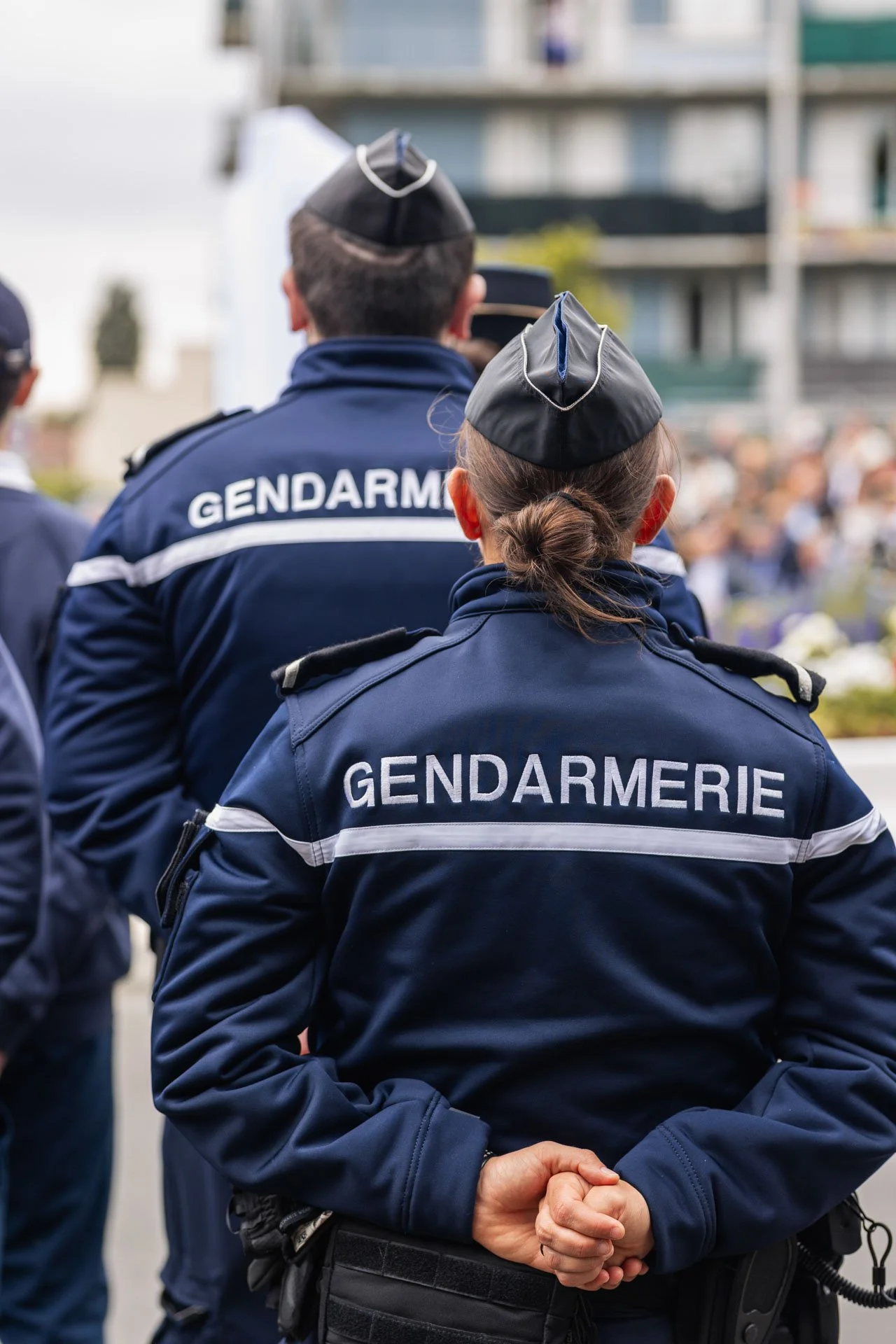 Policiers de la Gendarmerie française en uniforme lors d'une cérémonie ou d'une marche