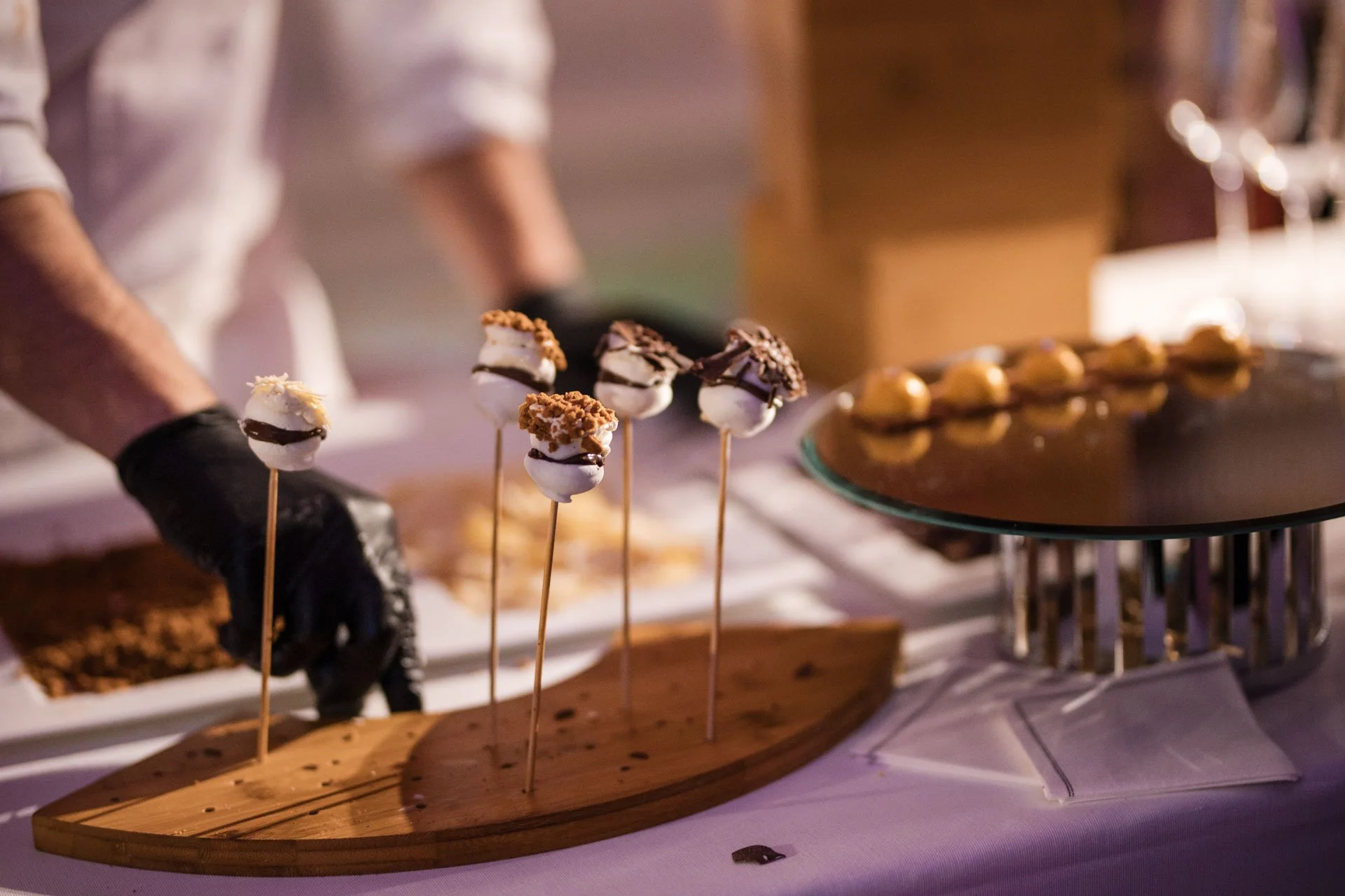 Gâteau en forme de bateau avec différentes douceurs décoratives, probablement pour une fête ou un événement spécial.