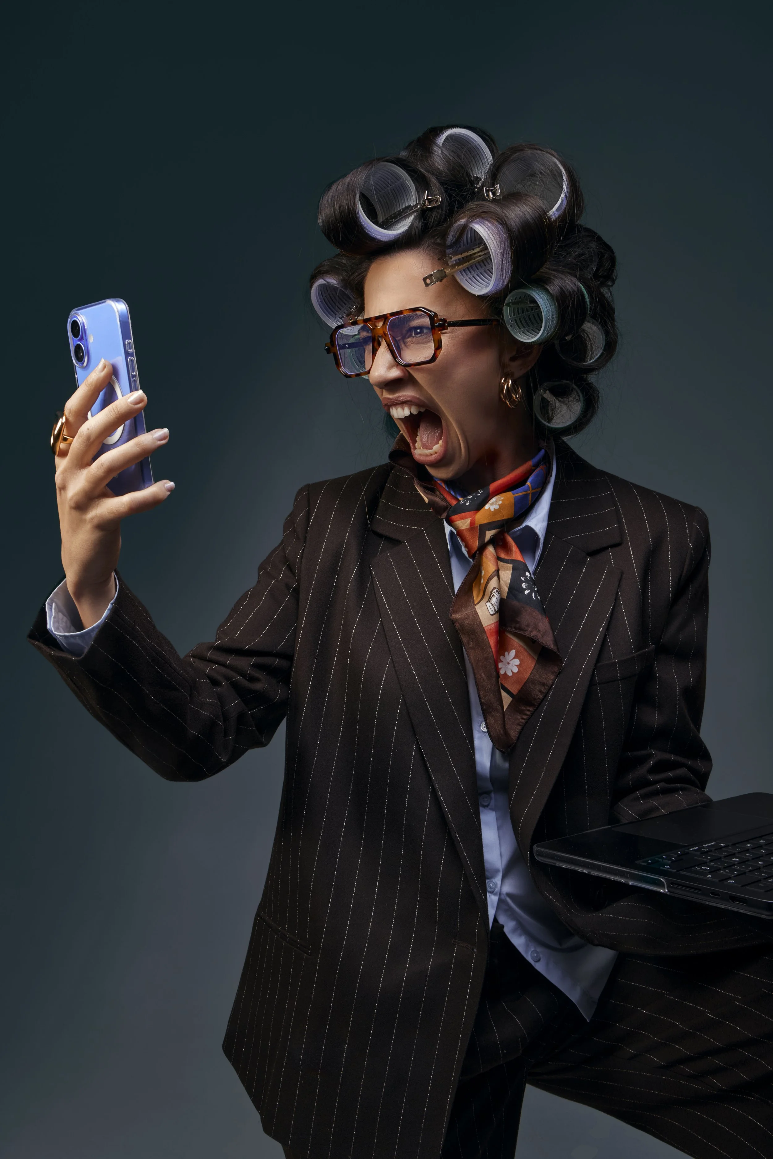 Fotografía editorial que combina moda, humor y dirección de arte para crear una imagen de fuerte carácter narrativo y personalidad visual.