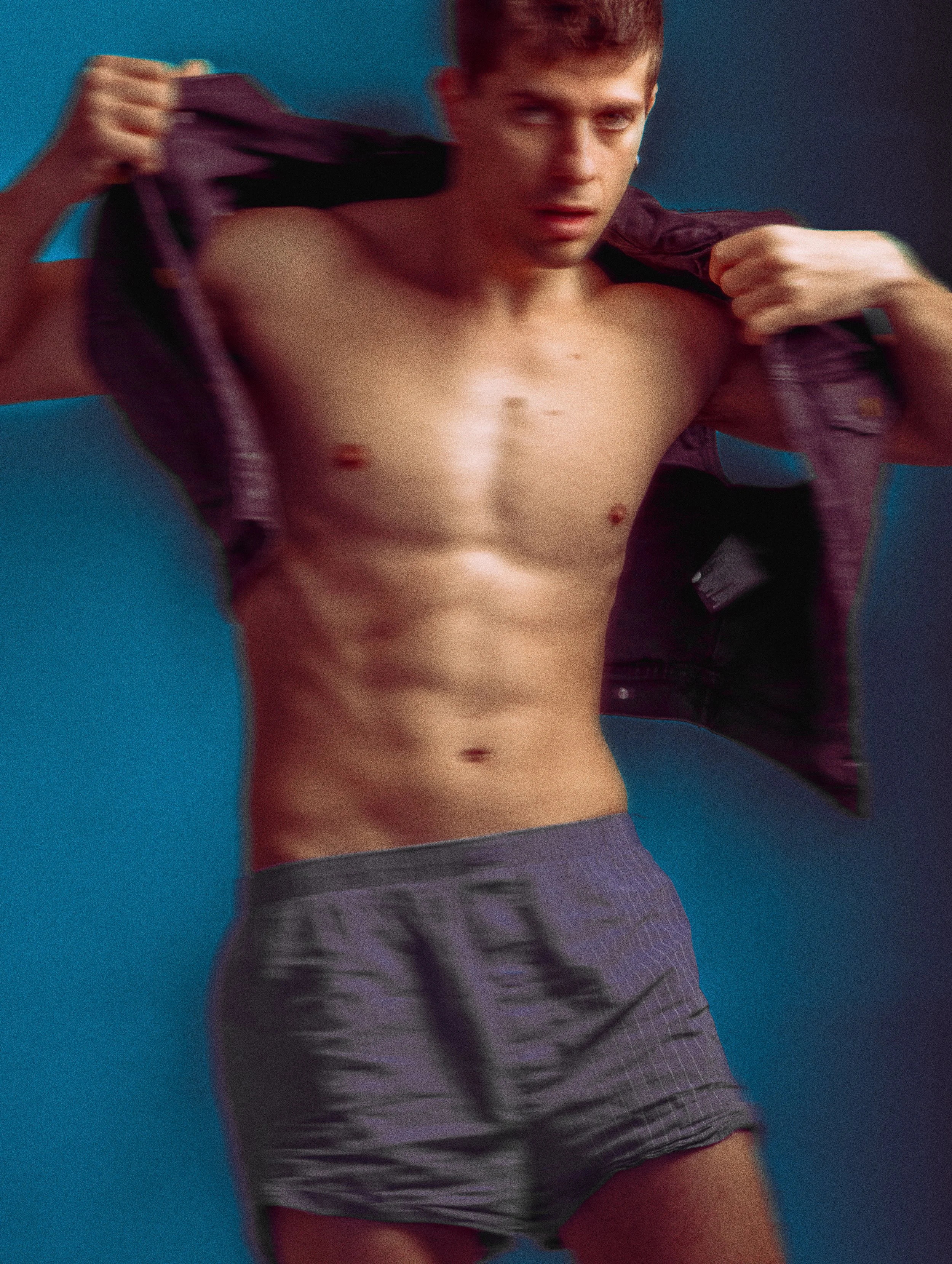 Fotografía editorial donde el movimiento y el estilismo aportan ritmo a una imagen que combina moda masculina, energía y expresión visual.