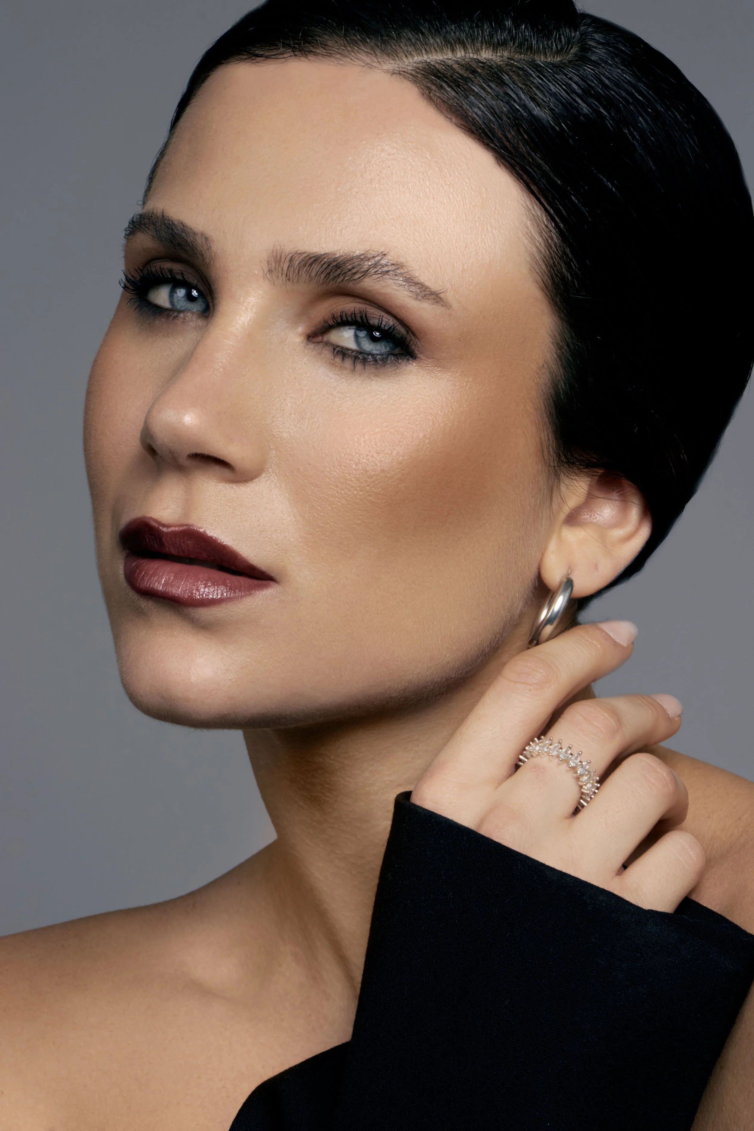Fotografía beauty editorial donde la iluminación y el maquillaje resaltan la naturalidad del retrato con una estética limpia y sofisticada.