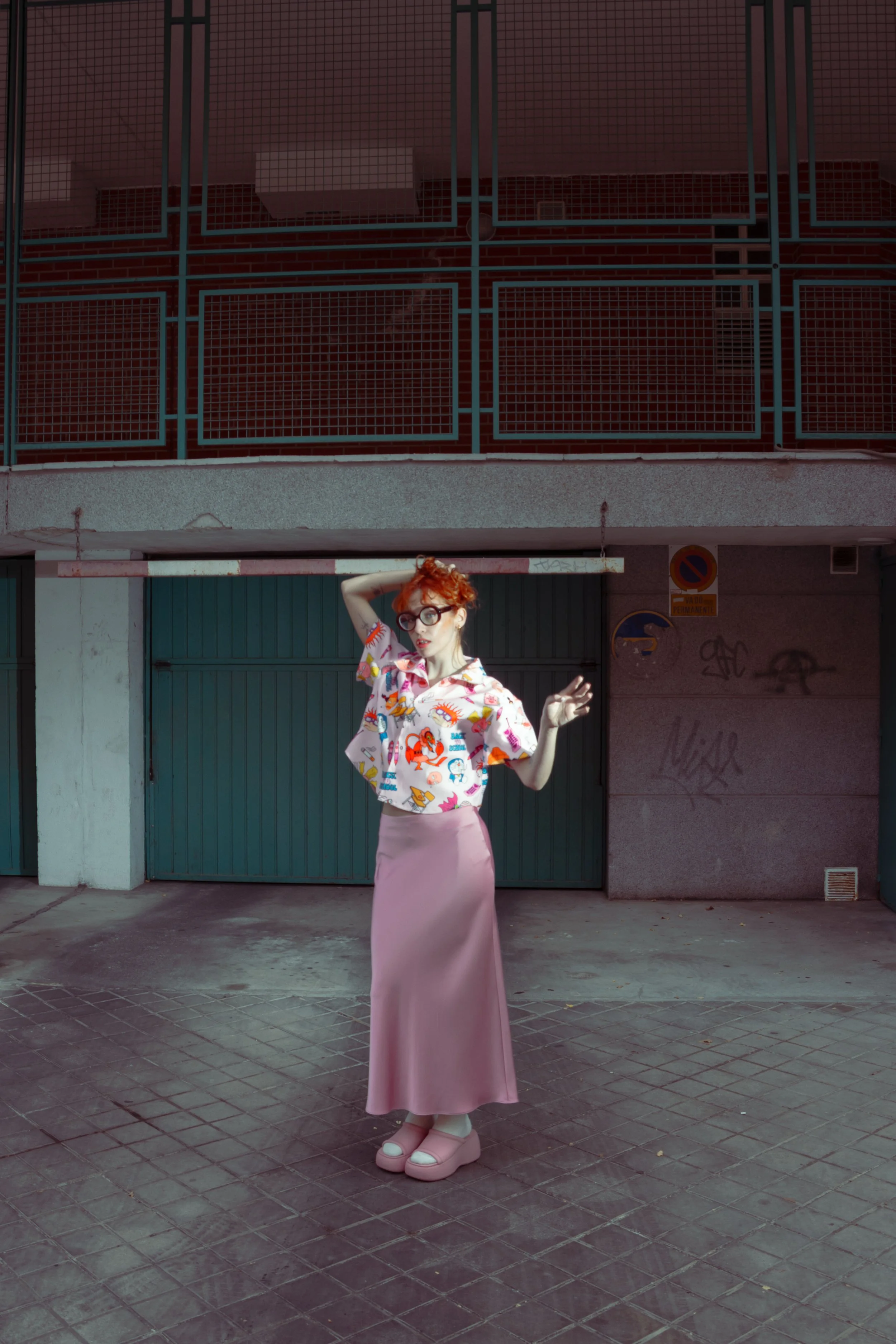 Fotografía editorial que combina color, estilismo y entorno urbano para construir una escena de identidad lúdica y marcada personalidad visual.