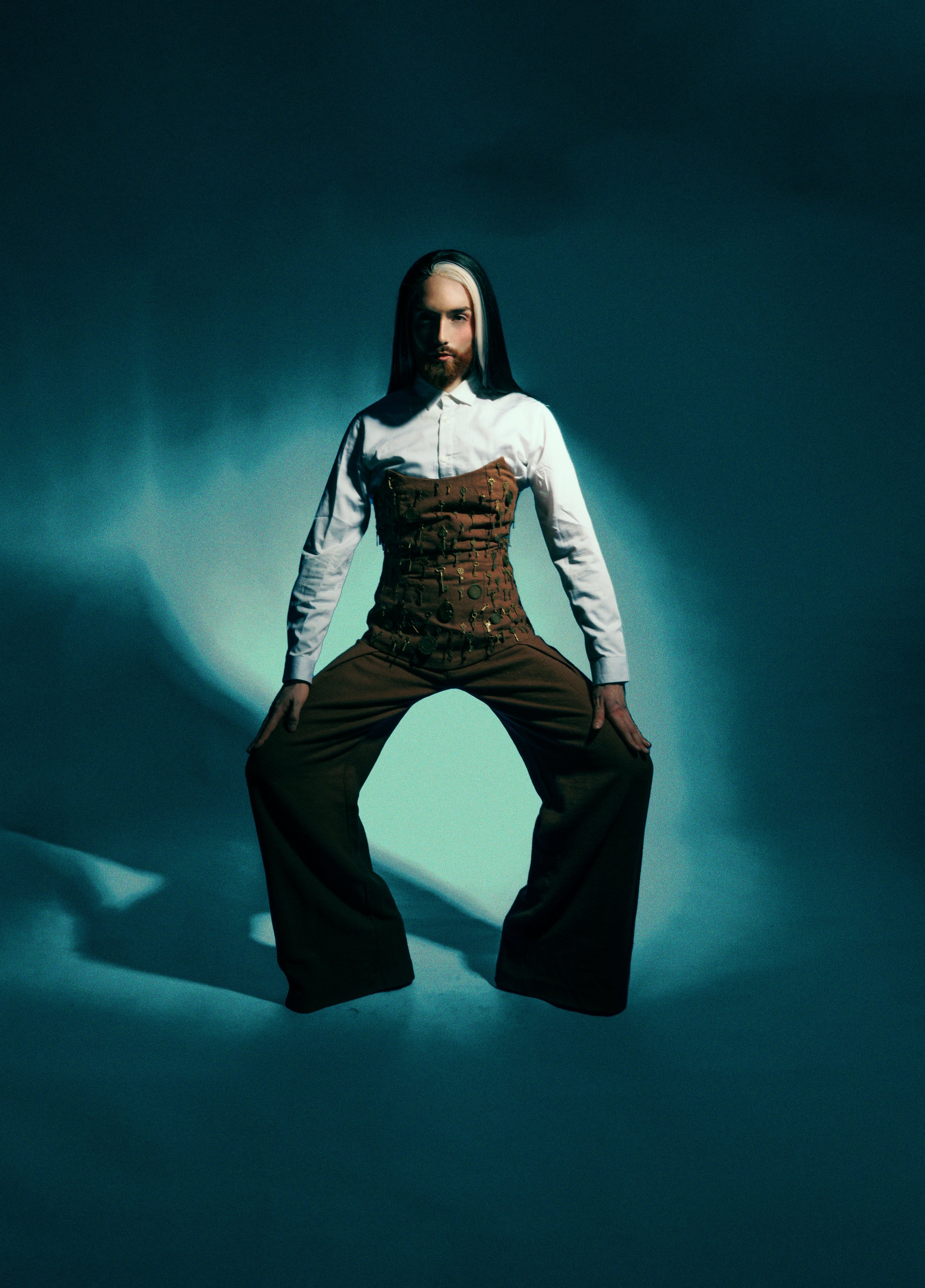 Imagen editorial que combina moda, dirección artística e iluminación para crear una composición de fuerte presencia visual y lenguaje contemporáneo.