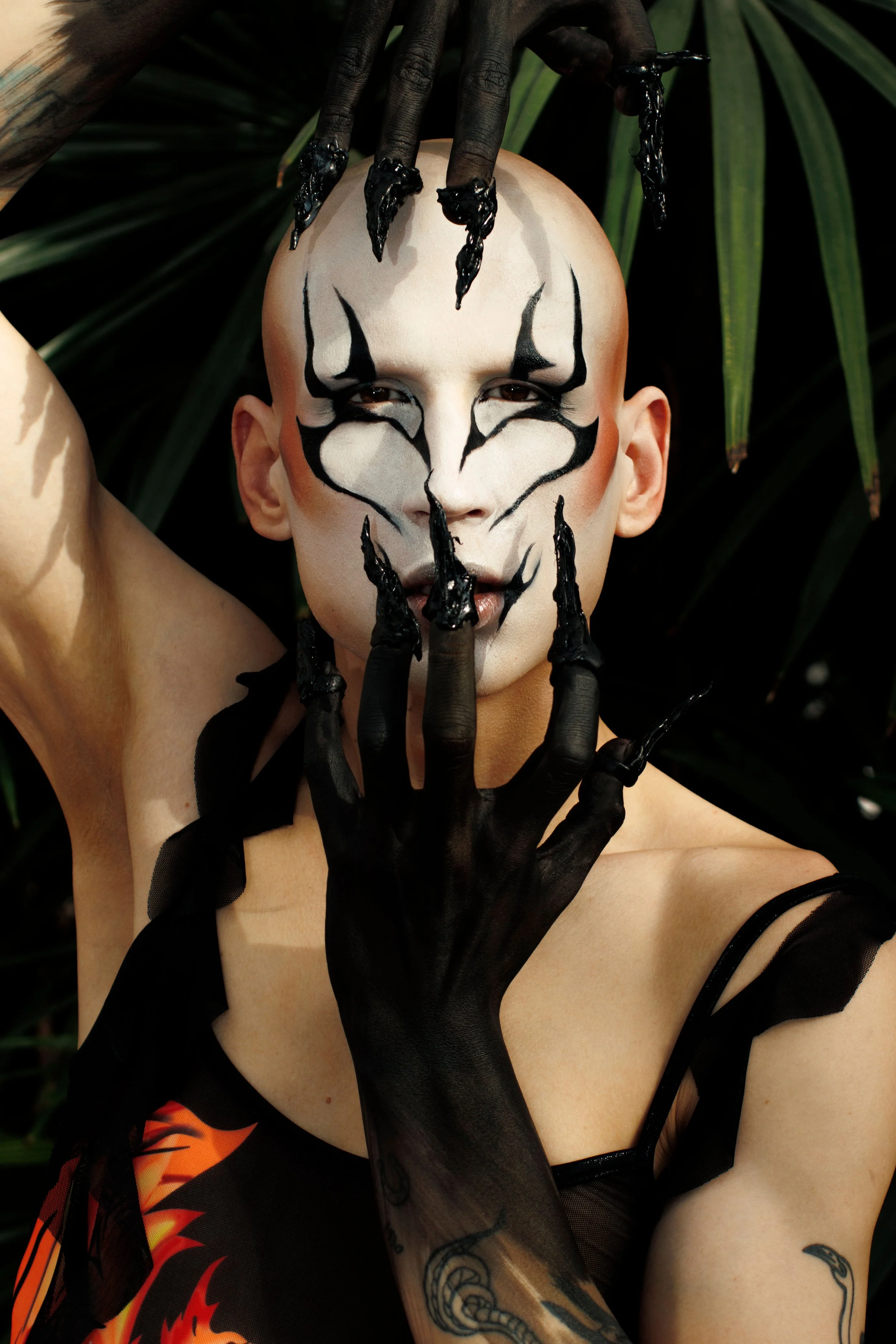 Imagen beauty editorial que convierte el maquillaje, el gesto y la dirección artística en una propuesta visual de inspiración fantástica.