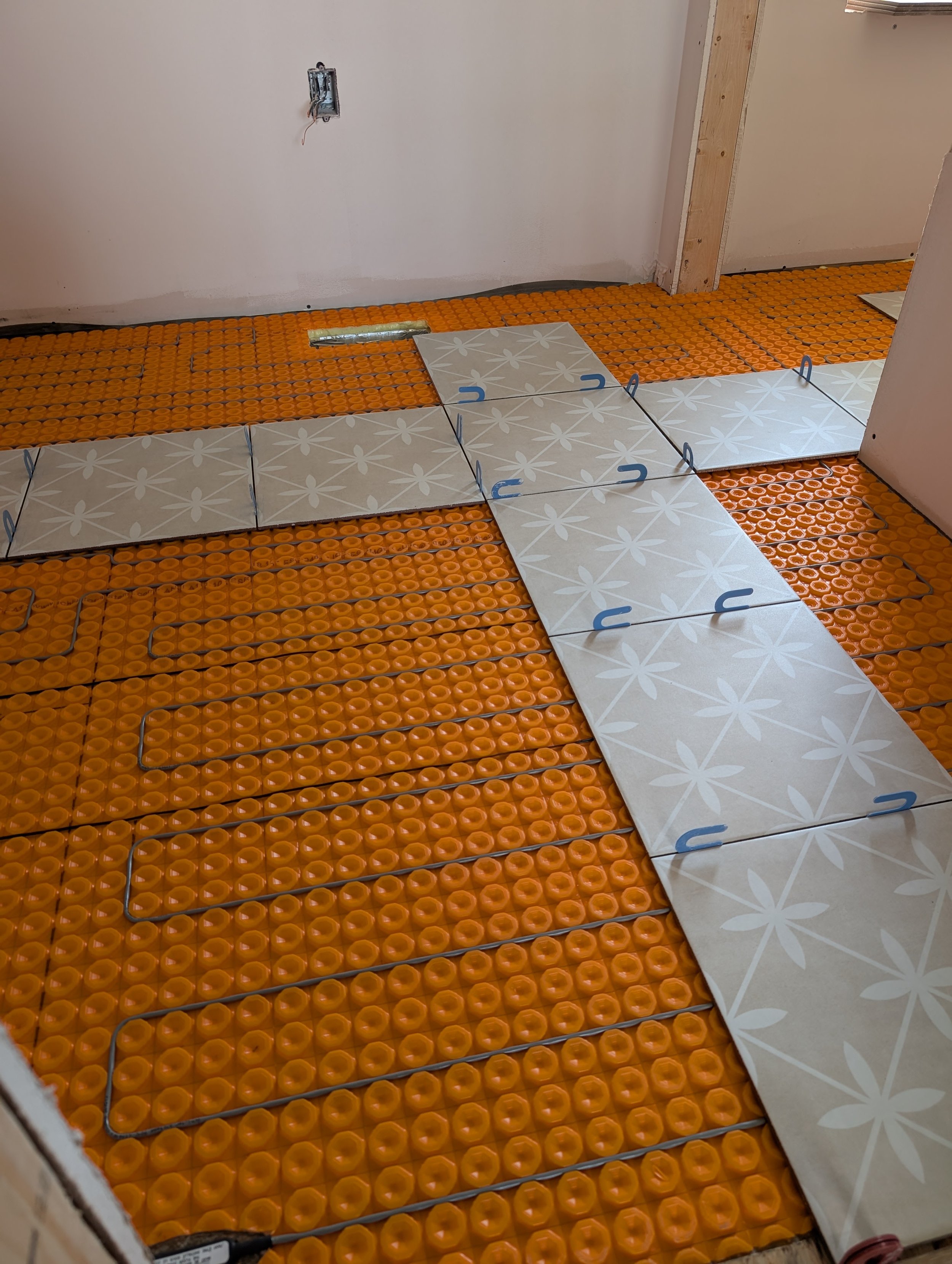 HEATED TILE FLOOR: Mud room washroom
