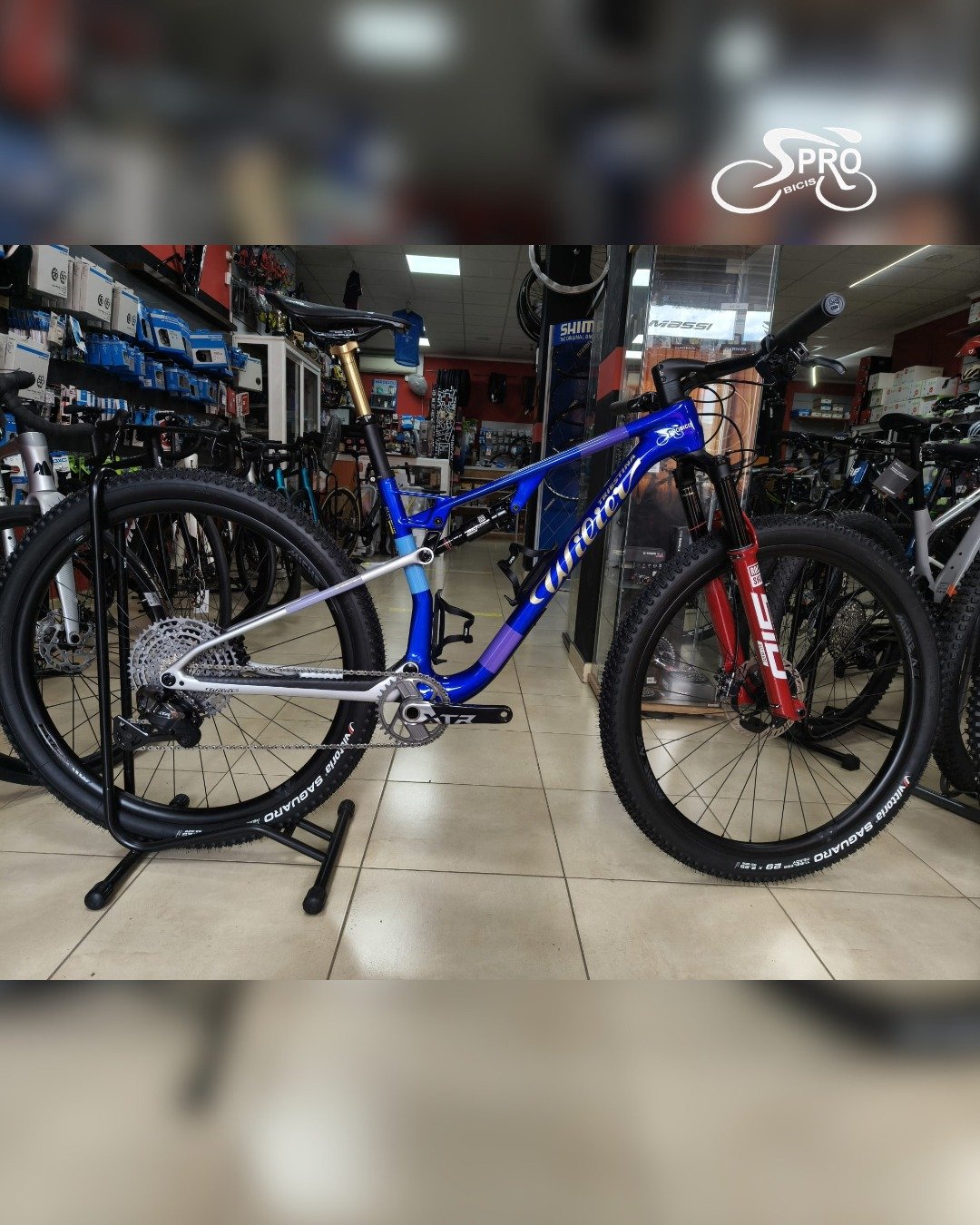 &iexcl;Otra tremenda bici de Wilier en Probicis SUR! La Wilier Urta Max SLR te est&aacute; esperando 🔥

Montada en Shimano XTR DI2 electr&oacute;nico, ruedas de carbono Miche K6, manillar integrado de carbono, frenos  XTR, y suspensi&oacute;n RockSh