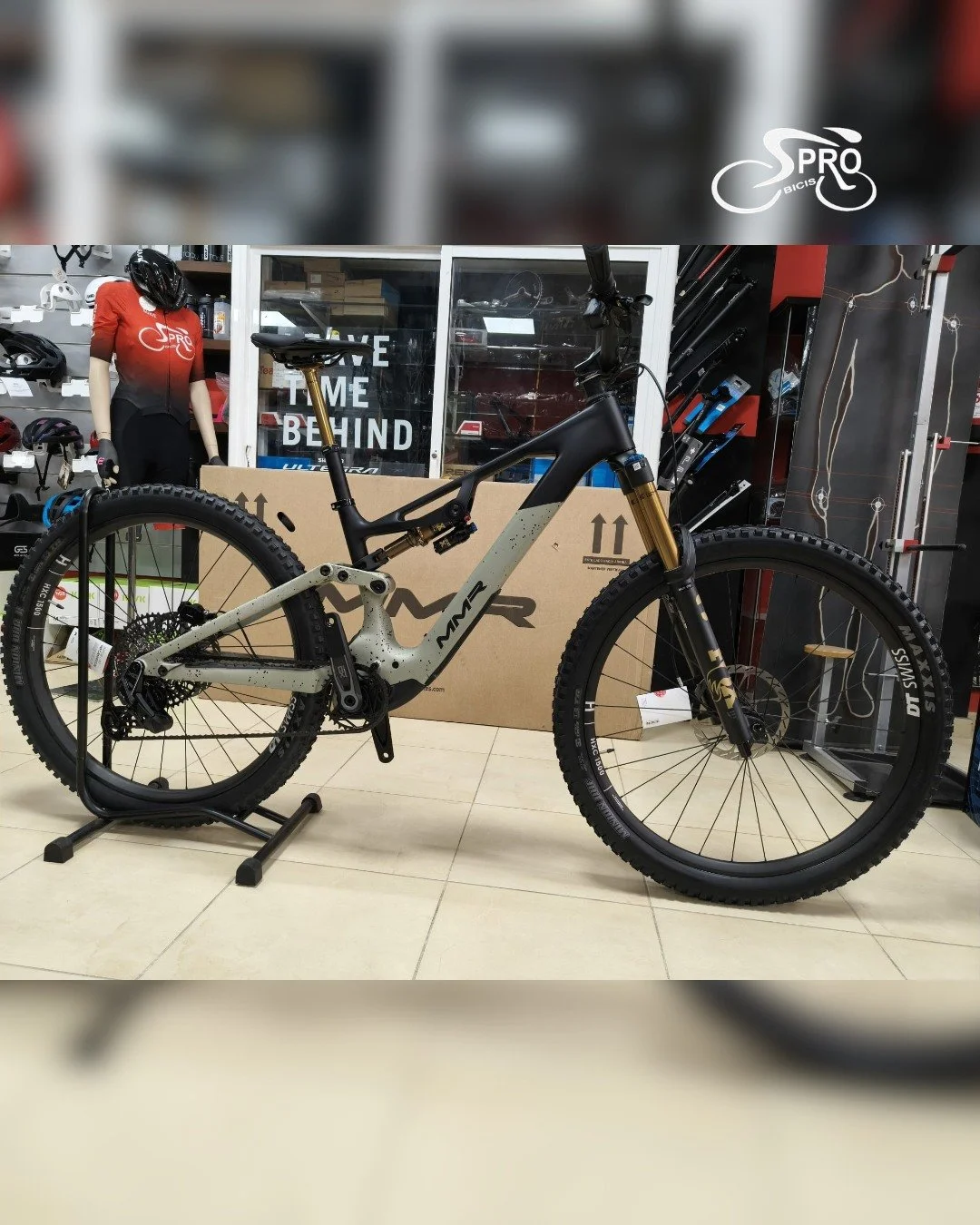 La MMR LYTH 00 te est&aacute; esperando en Probicis SUR, &iquest;vienes a por ella?
 
➡️ Ruedas de carbono DT Swiss 1500 HXC, manillar de carbono, cambio el&eacute;ctrico Sram XO T-TYPE, suspensiones Fox Kashima, y tija Fox Transfer Kashima.

Cont&aa