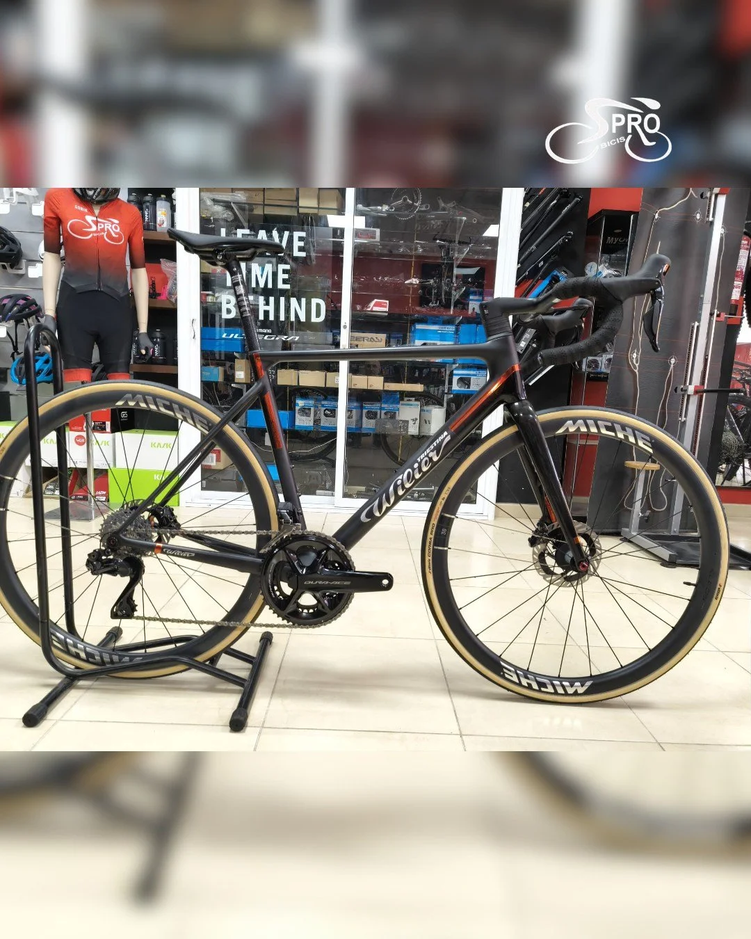 ⛰️ &iquest;Buscas subir como nunca antes? La Wilier Verticale SLR te est&aacute; esperando en Probicis SUR 😆✨

Una m&aacute;quina de competici&oacute;n brutal:
⚙️ Shimano Dura-Ace 12v Di2 con potenci&oacute;metro integrado
🖤 Manillar de carbono V-B