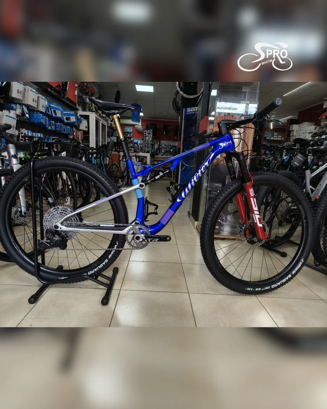 🔥 &iexcl;Nivel superior en ProbicisSUR! La incre&iacute;ble Wilier Urta Max SLR est&aacute; aqu&iacute; para arrasar 🚴💨

⚙️ Transmisi&oacute;n electr&oacute;nica Shimano XTR Di2
🛞 Ruedas de carbono Miche K6 y manillar integrado de carbono
🛑 Fren