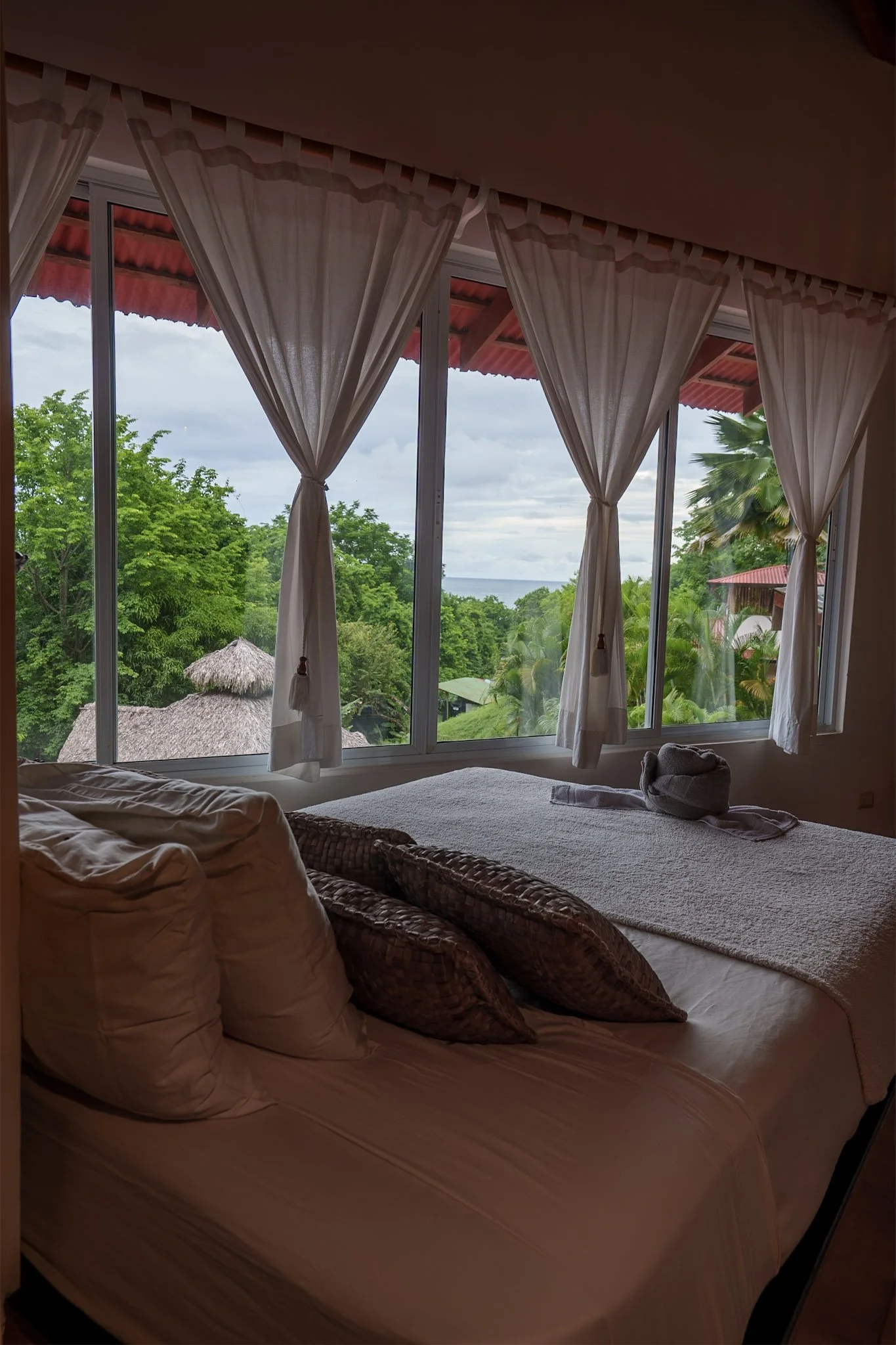 Ocean View Shared King Room (2-3 ppl)