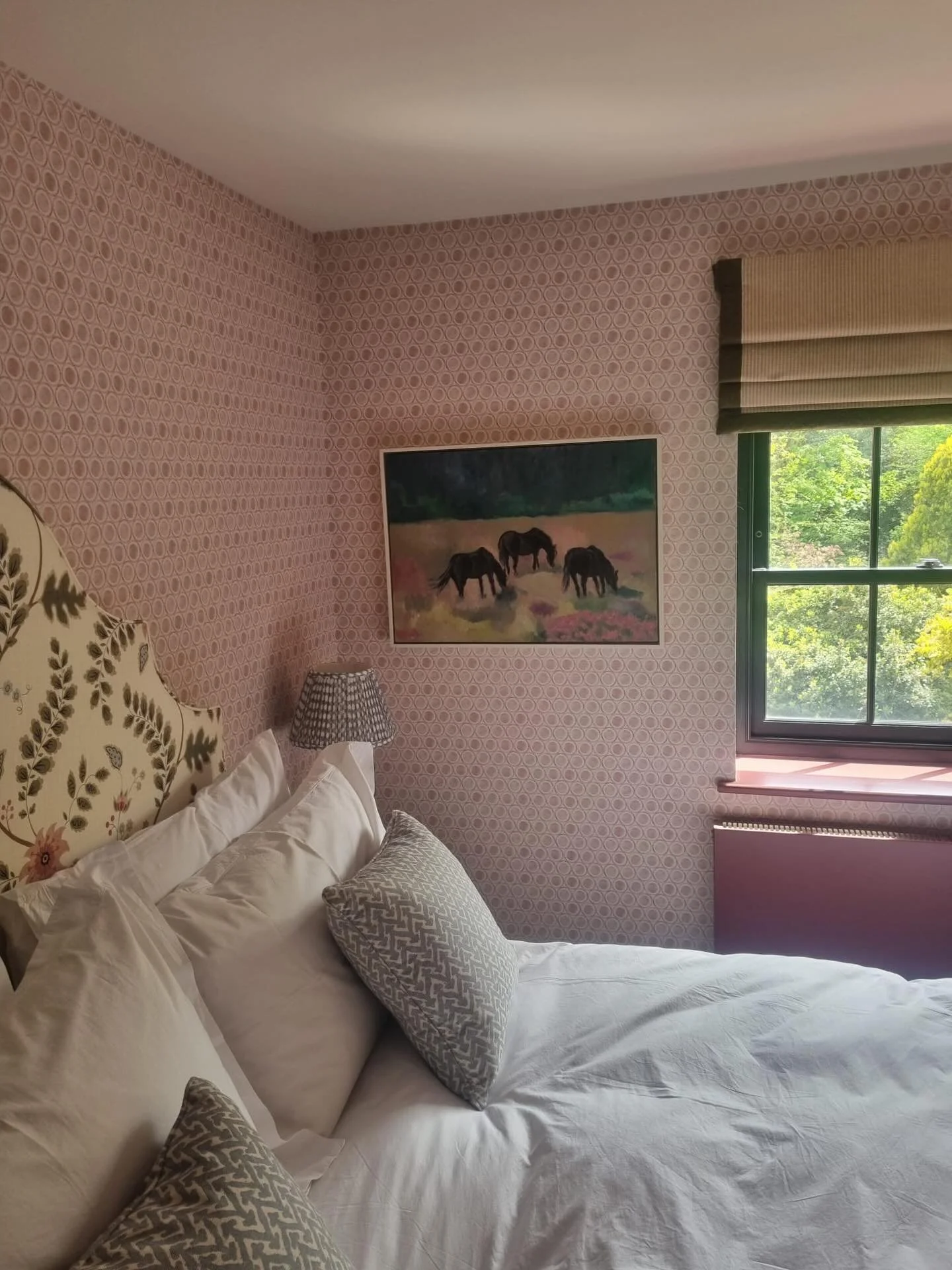 Three Ponies Grazing
oil on linen
2026

Such a pretty bedroom 🌸🌿🐎 

#englishpainter #dartmoorponies #bedroominspiration #oilonlinen #modernlandscape