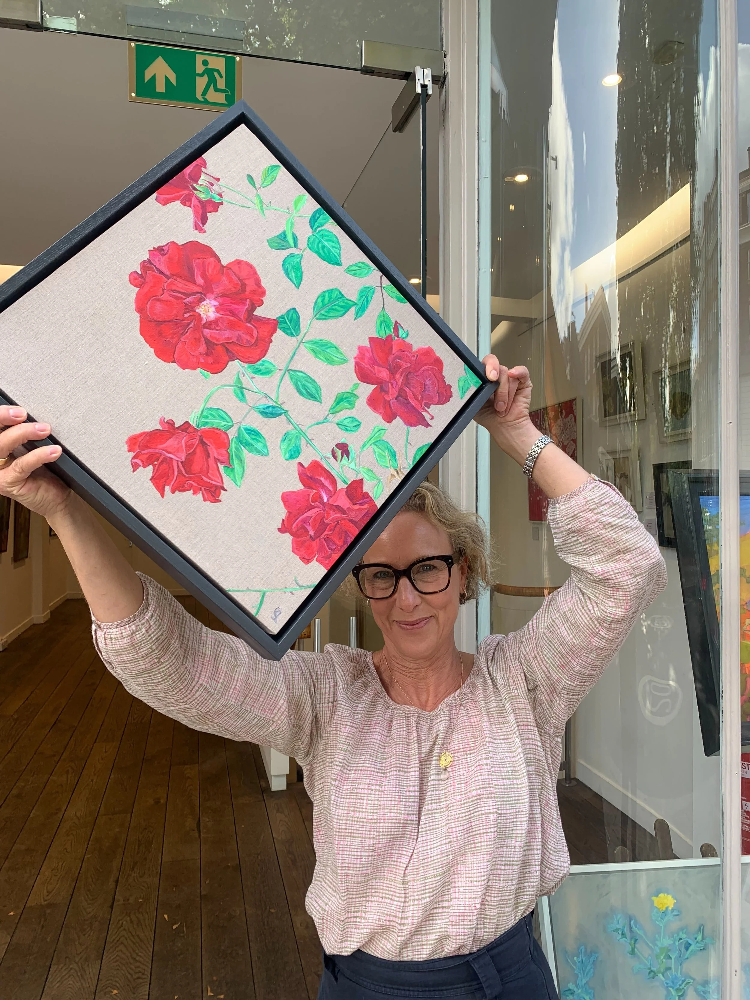 Photoshoot! Having fun with @robwynyates.studio . Red Roses, oil on linen with Horned Sea Poppy behind - in window low. 

Loving painting incredibly carefully on linen canvas onto primed areas. Very fiddly, and fun! As someone who loves all things te