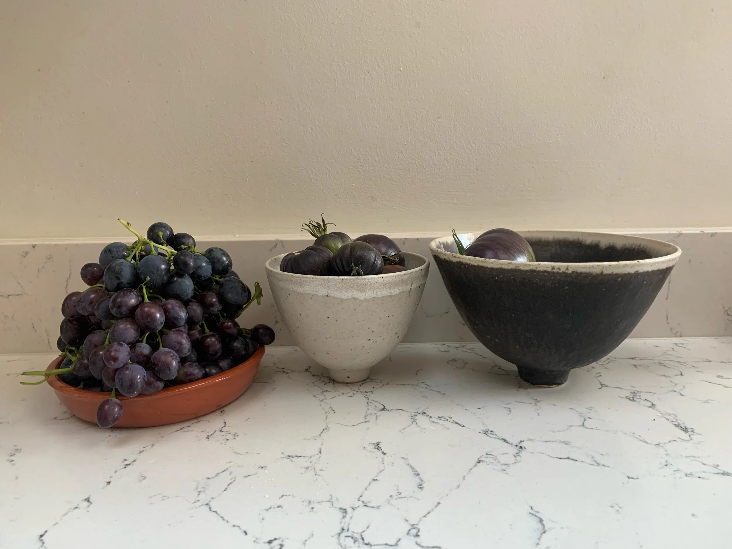 Saturday&rsquo;s haul 🖤 🍇
Beautiful bowls courtesy of @cristina_di_paola_ceramics 

#autumn #harvest #stillife #ceramics #weekendvibes