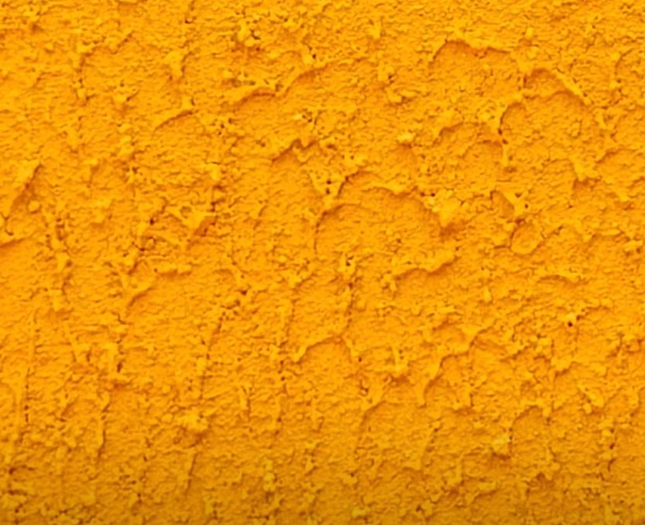 Finition Marmorex Dunya teinte jaune texturée sur mur extérieur à Ouagadougou