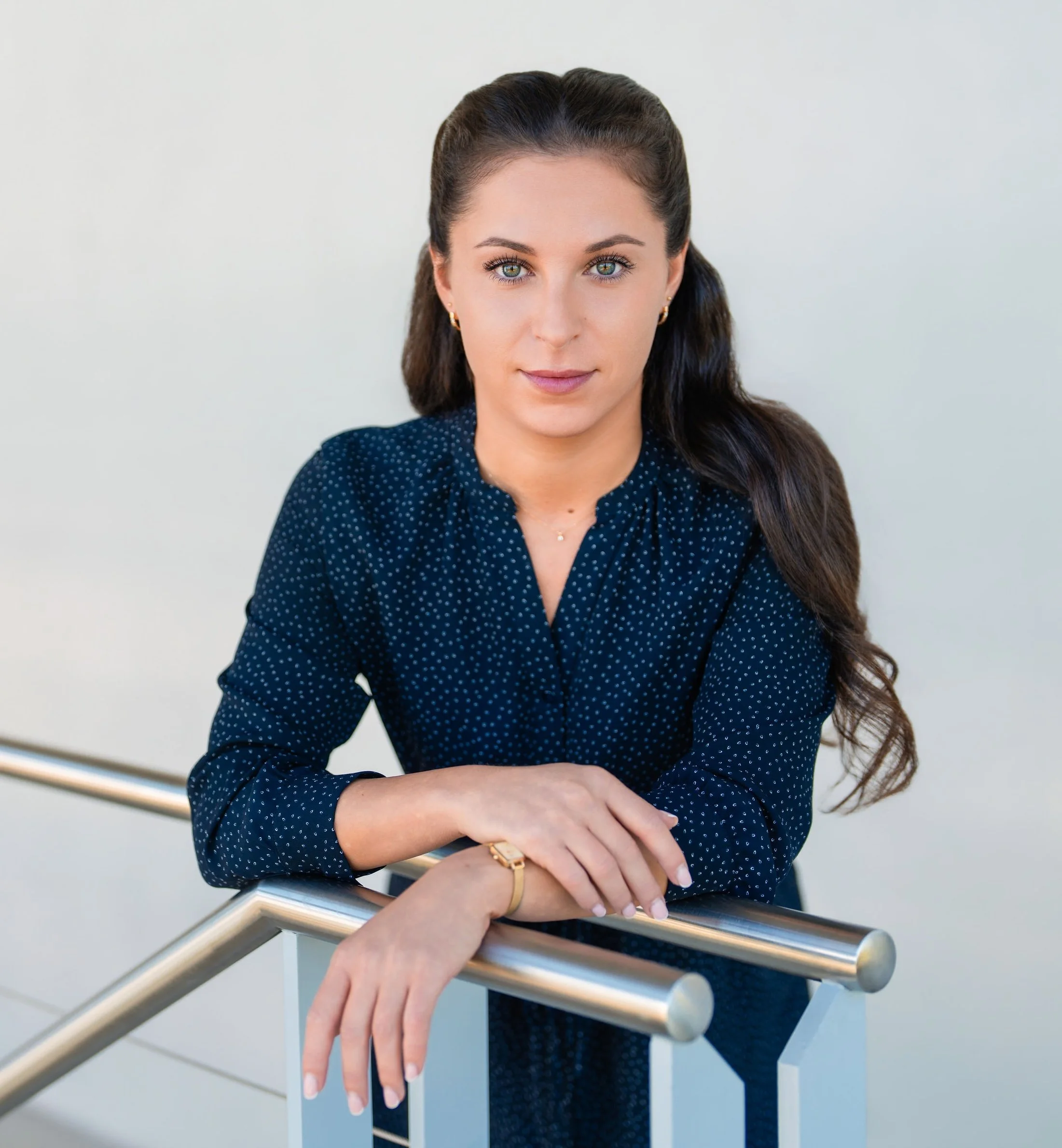 Karina Spektor in blau gekleidet.