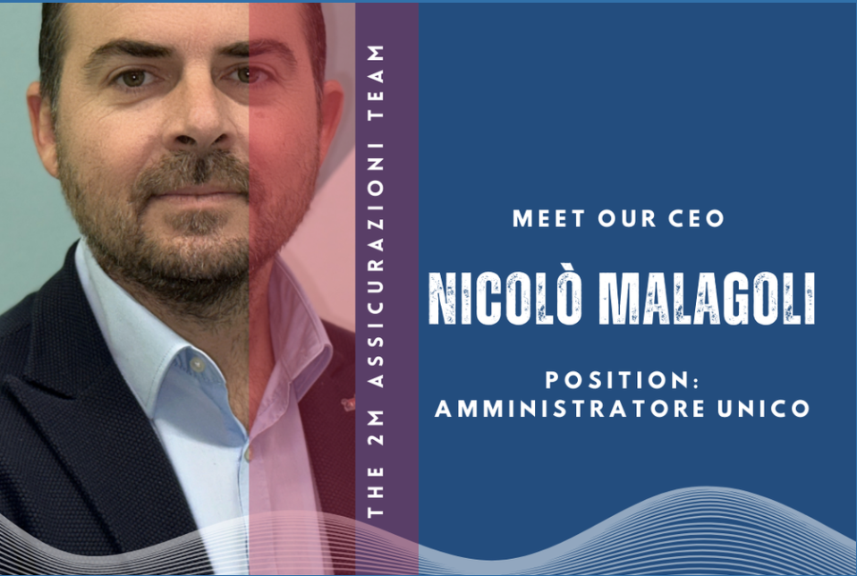 Immagine promozionale con un uomo sorridente, Niccolò Malagoli, che si presenta come CEO e amministratore unico di The 2M Assicurazioni, con sfondo blu e dettagli grafici.