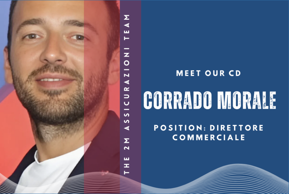 Una cartella di presentazione con la foto di un uomo sorridente, con barba e capelli corti, vestito in modo formale. Il testo include il nome Corrado Morale, la posizione di Direttore Commerciale e un invito a incontrarlo tramite una scheda chiamata CD.