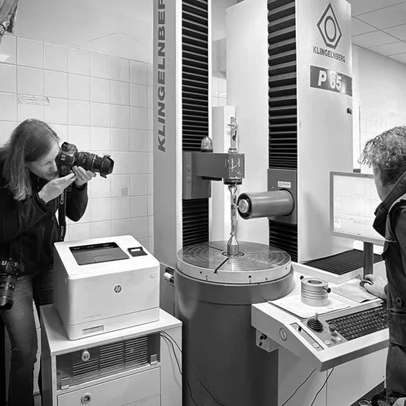 Céline Vautey, photographe professionnelle, réalisant un reportage photo en entreprise industrielle à Corbas