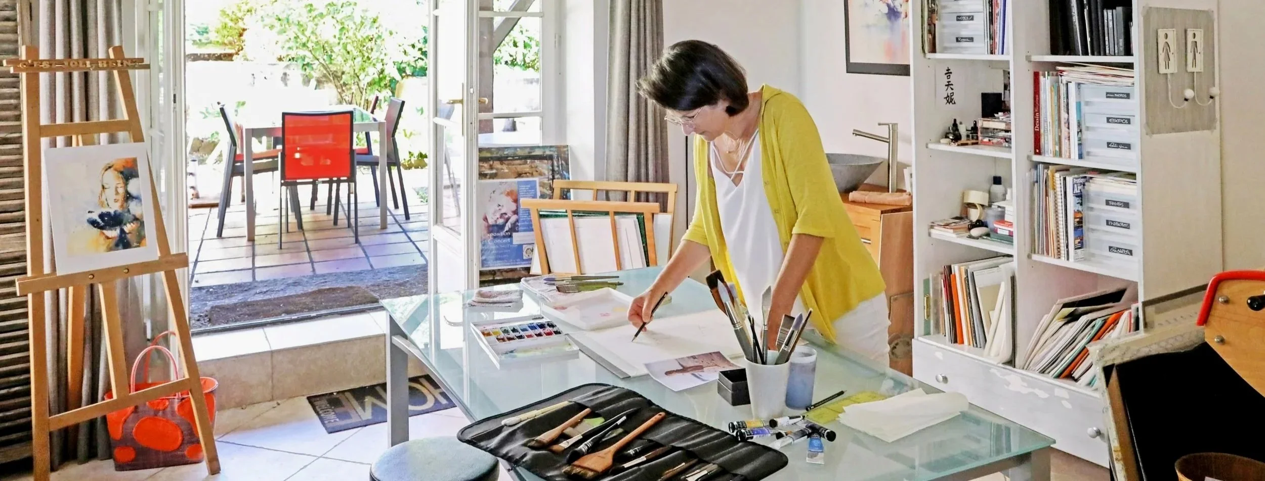 Reportage photographique dans l’atelier d’une artiste aquarelliste à Charly, entre création artistique, peinture à l’aquarelle et gestes du métier