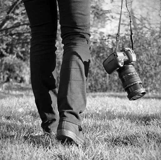 Céline Vautey en reportage avec son appareil photo Canon