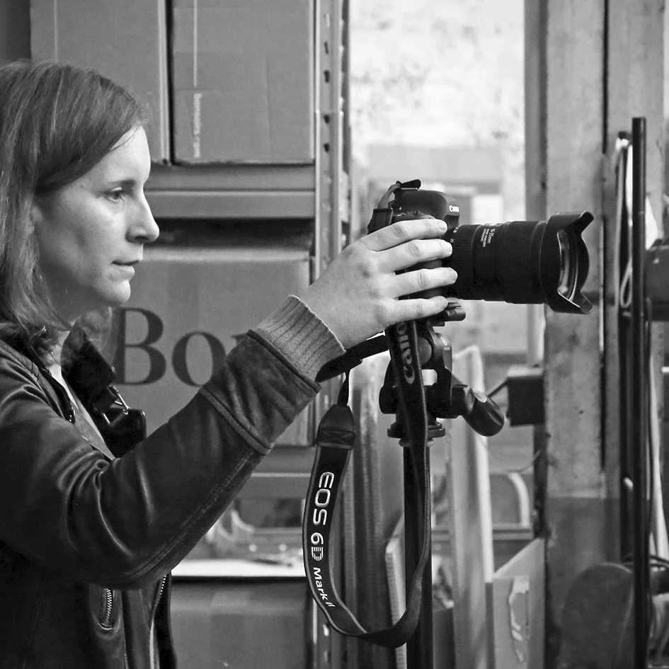 Céline Vautey, photographe professionnelle, réalisant un reportage photo en entreprise à Saint Priest