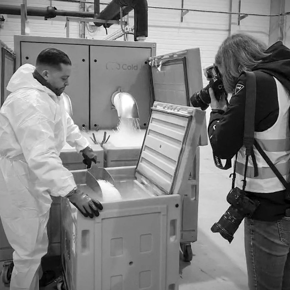 Céline Vautey réalisant un reportage photographique dans un environnement industriel à Andrézieux-Bouthéon