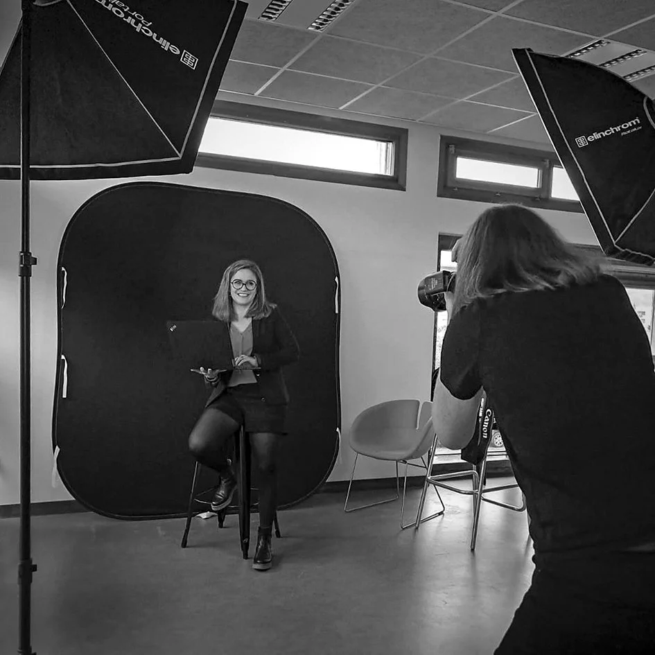 Céline Vautey réalisant un portrait professionnel en entreprise avec son studio mobile à Brignais