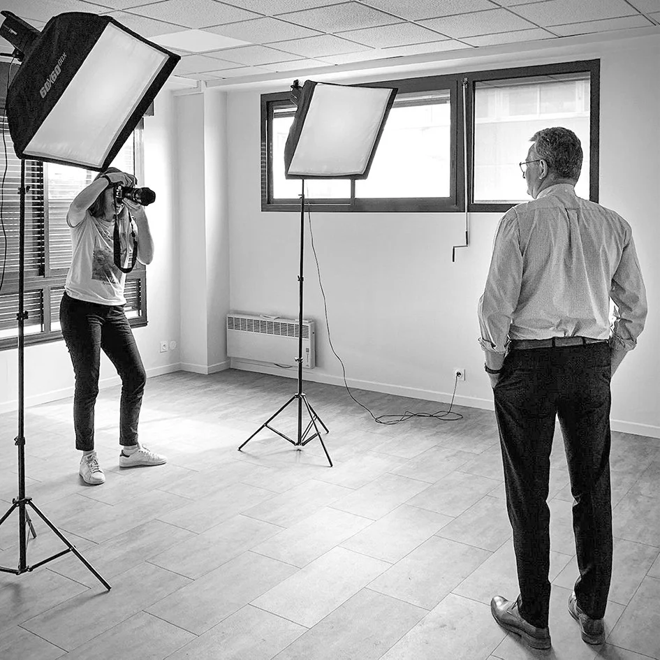 Céline Vautey réalisant un portrait professionnel en entreprise avec son studio mobile à Brignais