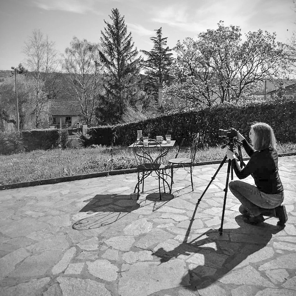 Céline Vautey, photographe corporate, réalisant une prise de vue illustrative en extérieur à Albigny-sur-Saone