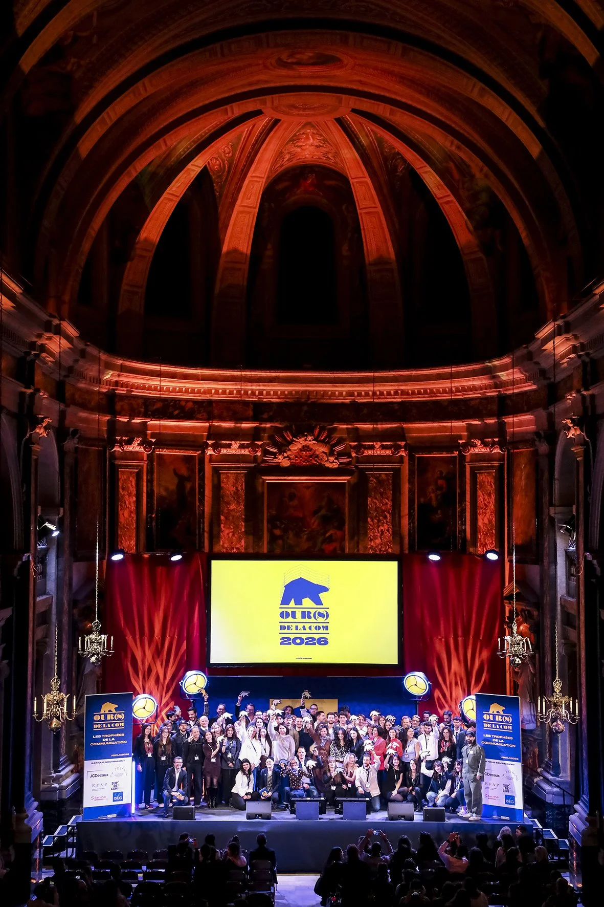 Remise de prix et public réunis lors d’un événement professionnel