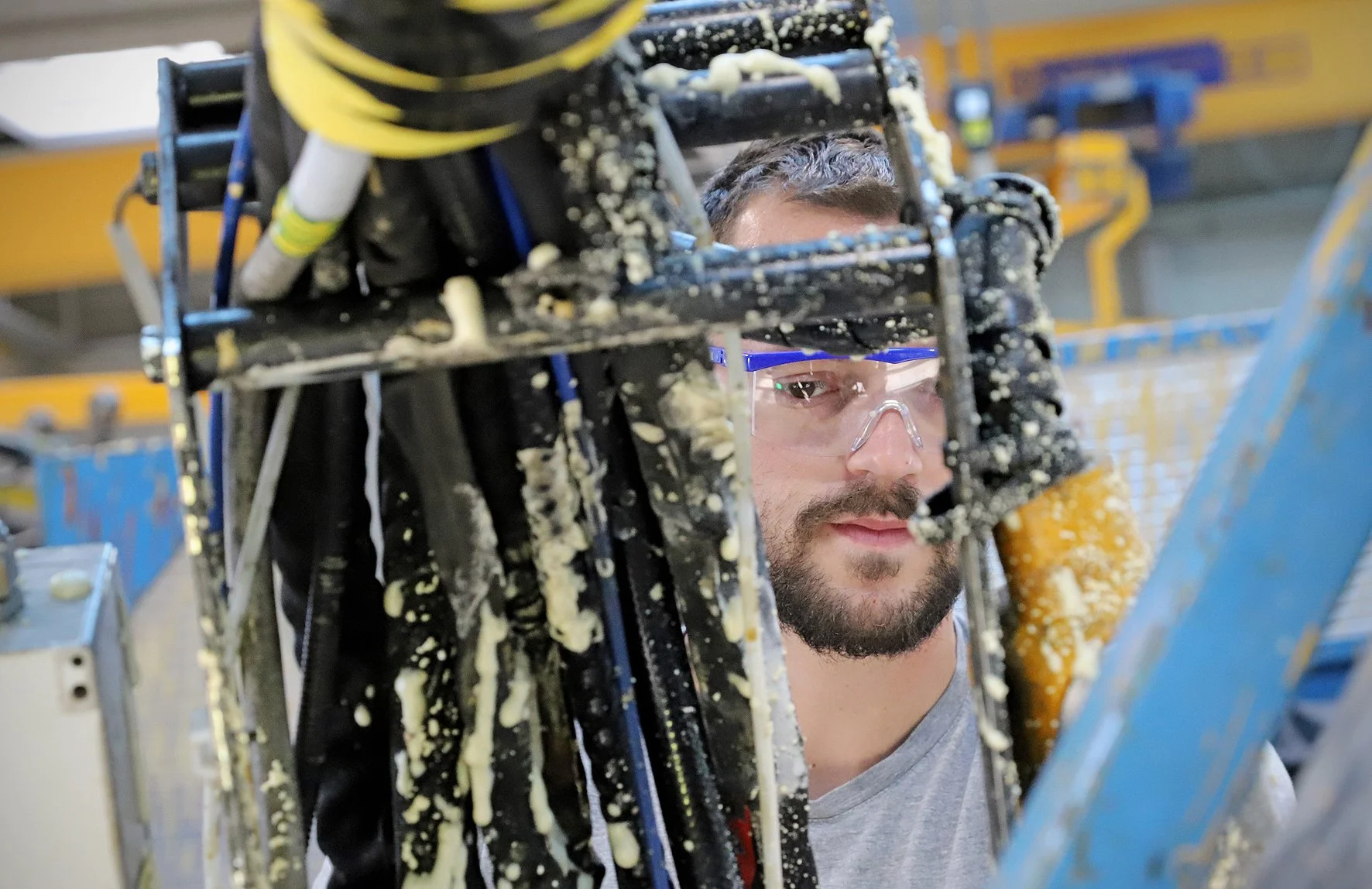 Ouvrier spécialisé travaillant dans son atelier lors d'un reportage en entreprise industrielle de pointe à Roche-la-Molière