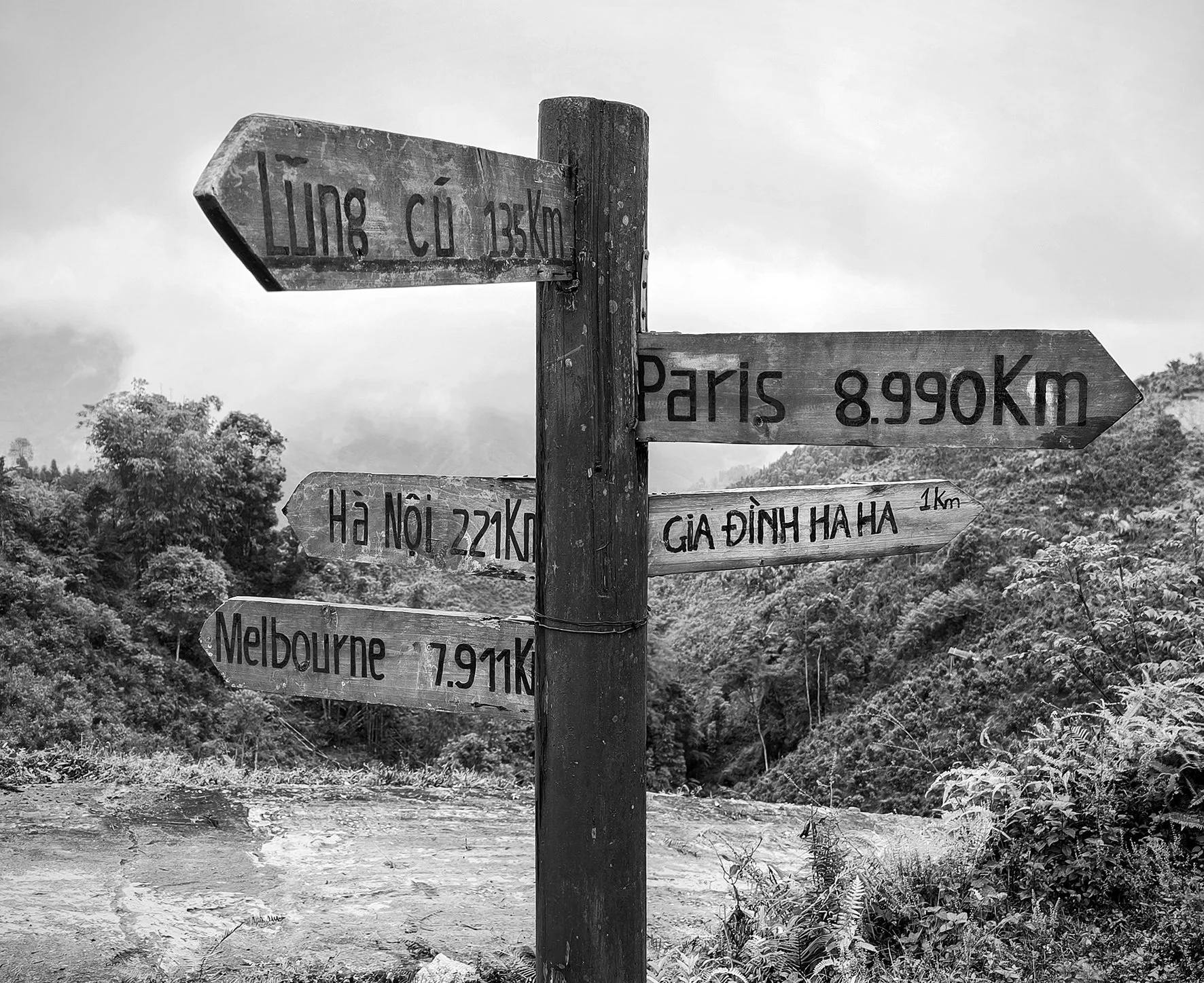 Panneau indiquant différentes destinations à travers le monde, photographie réalisée par Céline Vautey au Vietnam