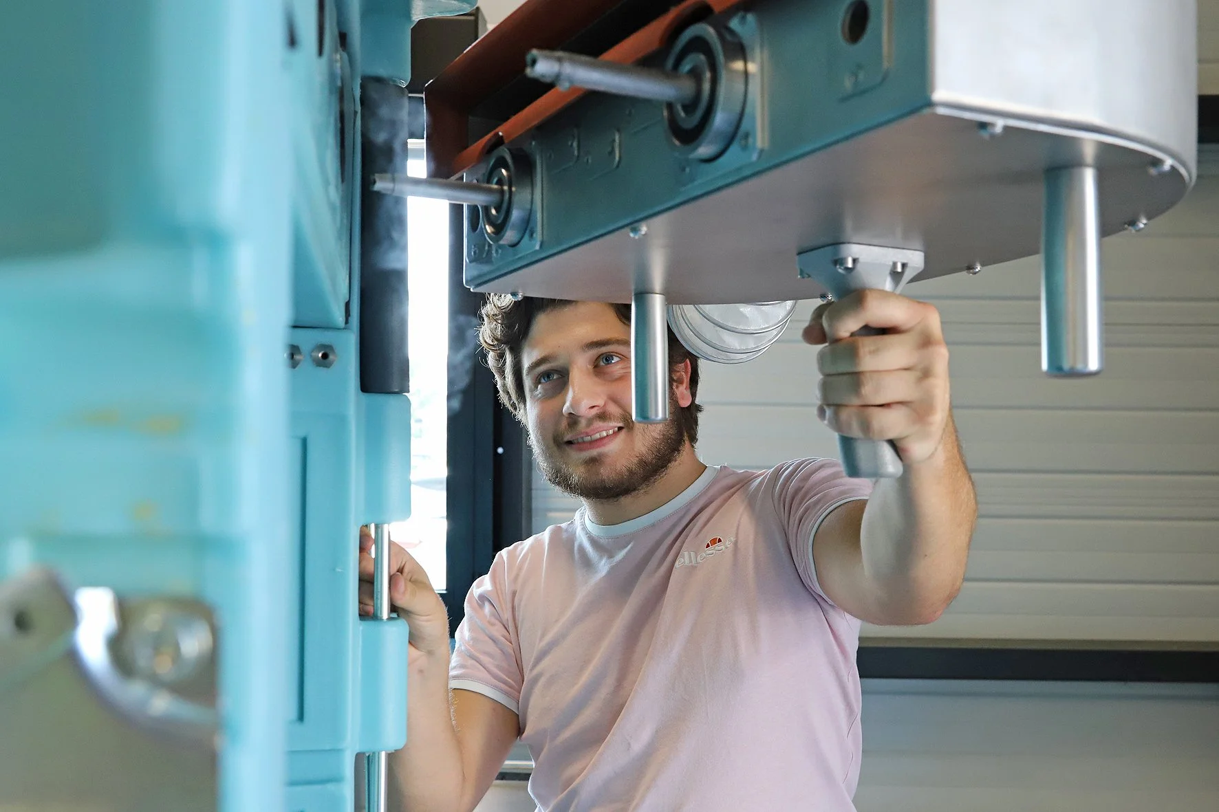 Ingénieur travaillant dans son laboratoire lors d'un reportage en entreprise industrielle de pointe à Roche-la-Molière