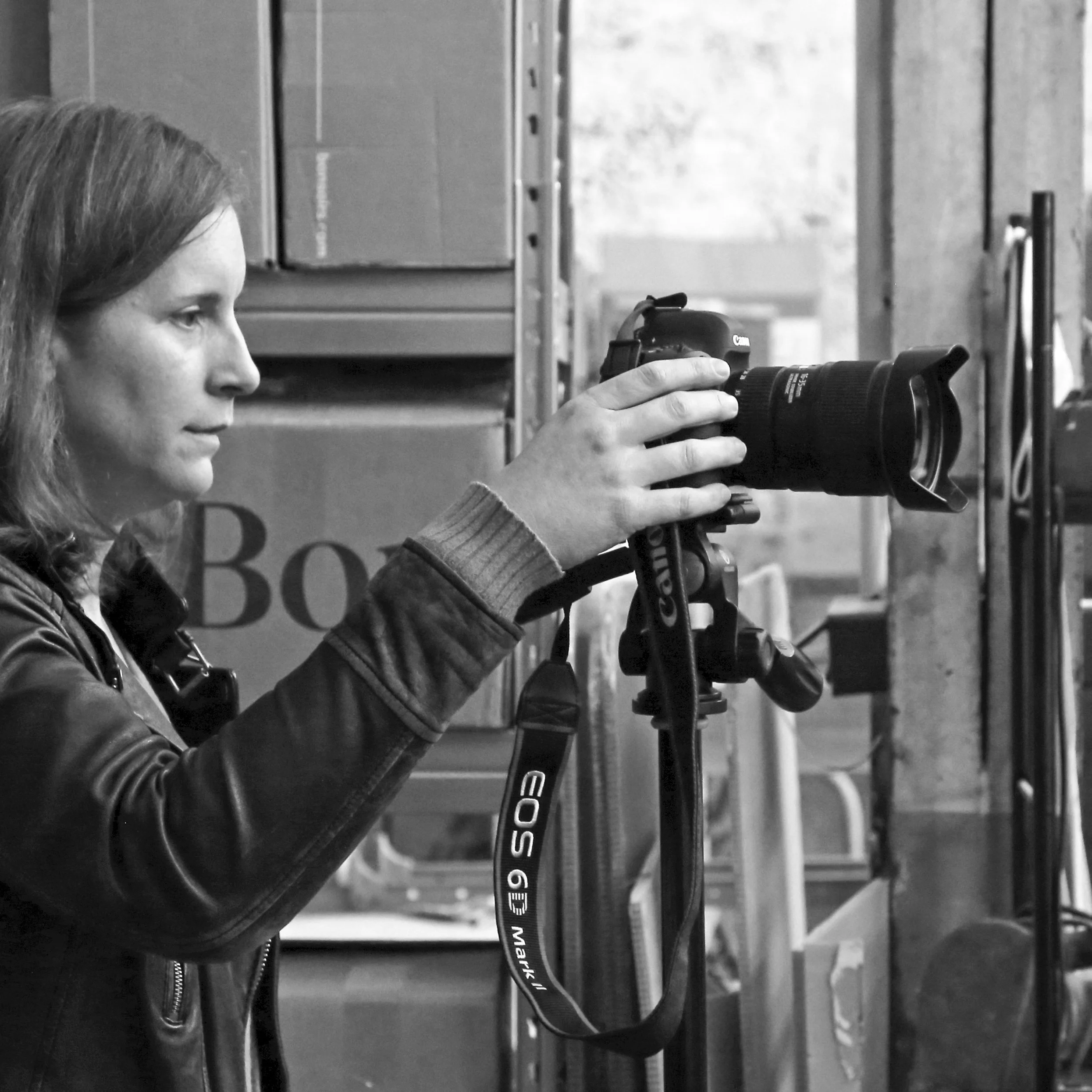 Céline Vautey, photographe professionnelle, réalisant un reportage photo en entreprise à Saint Priest