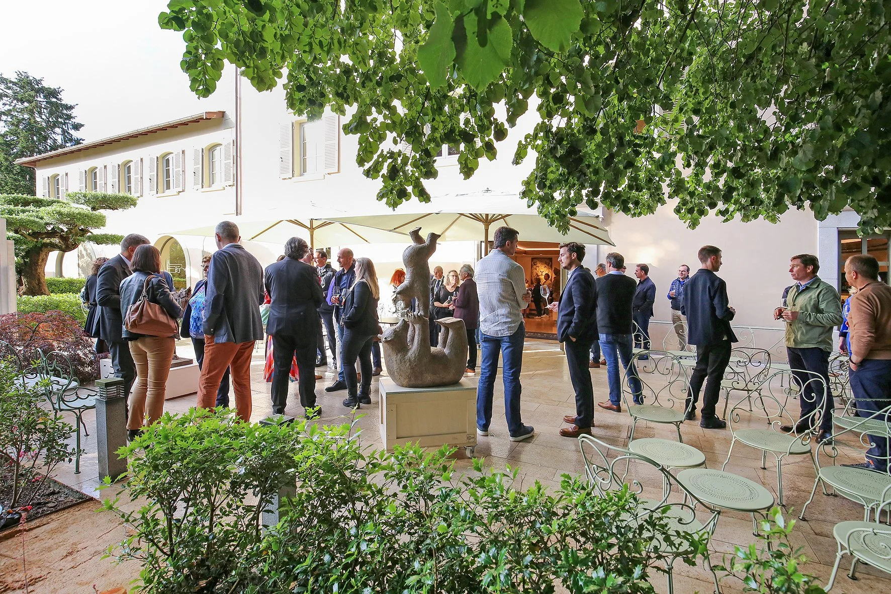 Reportage photographique lors d’une soirée événementielle à Ampuis mêlant dégustation de vin, art et rencontres entre participants