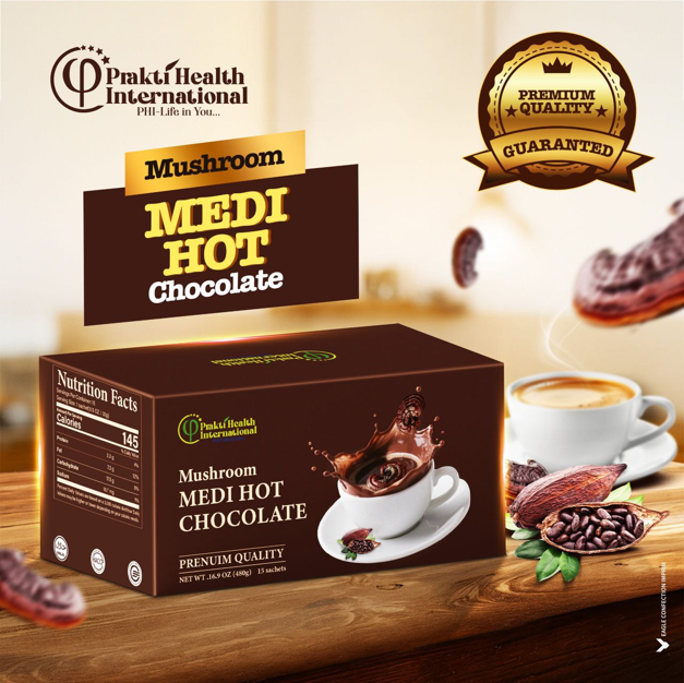 Boîte de chocolat chaud à la saveur de champignon MEDI HOT avec une tasse de café et des ingrédients à base de cacao sur une surface en bois.