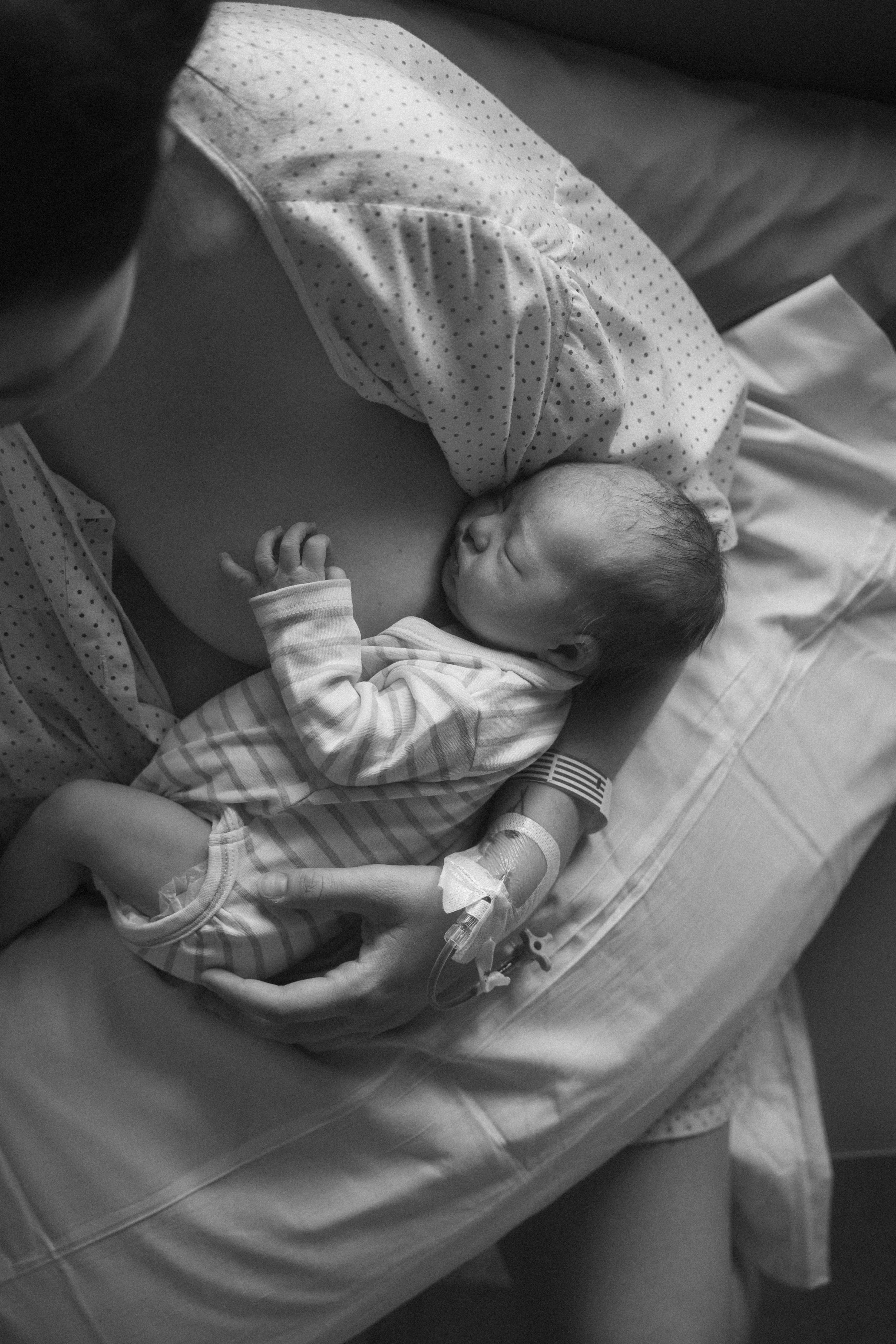 La fotografía newborn está cambiando: menos poses, más vida.