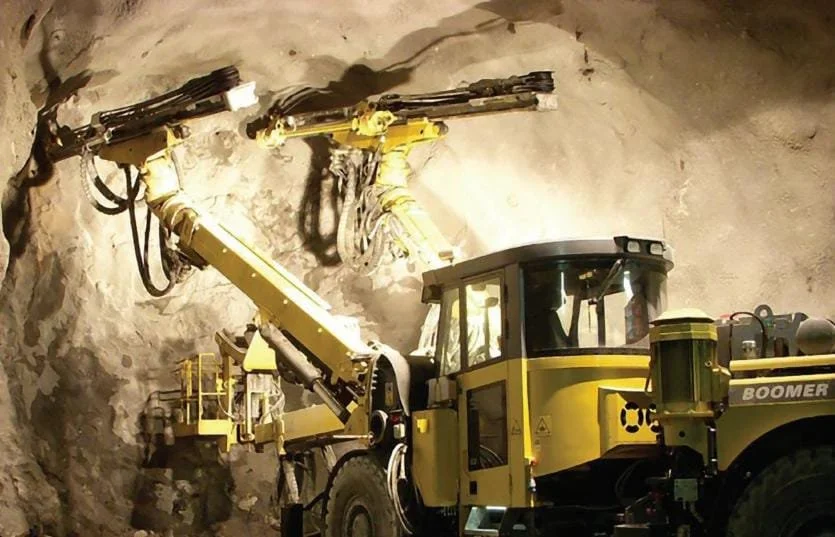 Excavadora en construcción en una mina subterránea.