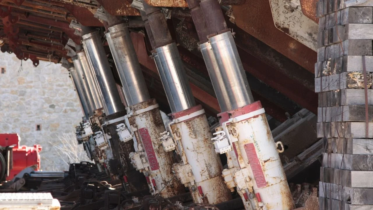Válvulas grandes, oxidadas, instaladas en una estructura metálica en una especie de maquinaria industrial.