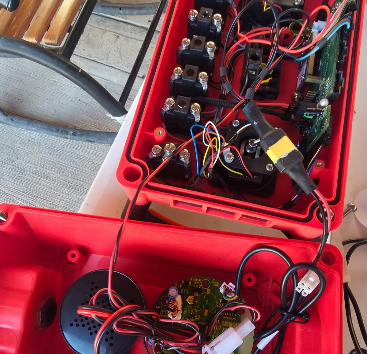 Interior de una caja electrónica con componentes y cables conectados.