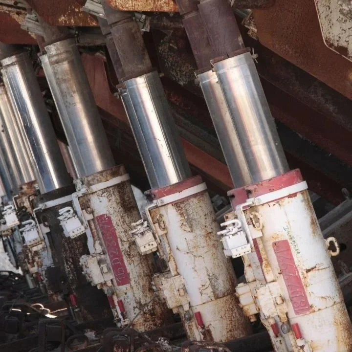 Válvulas hidráulicas oxidadas en un sistema de maquinaria pesada.